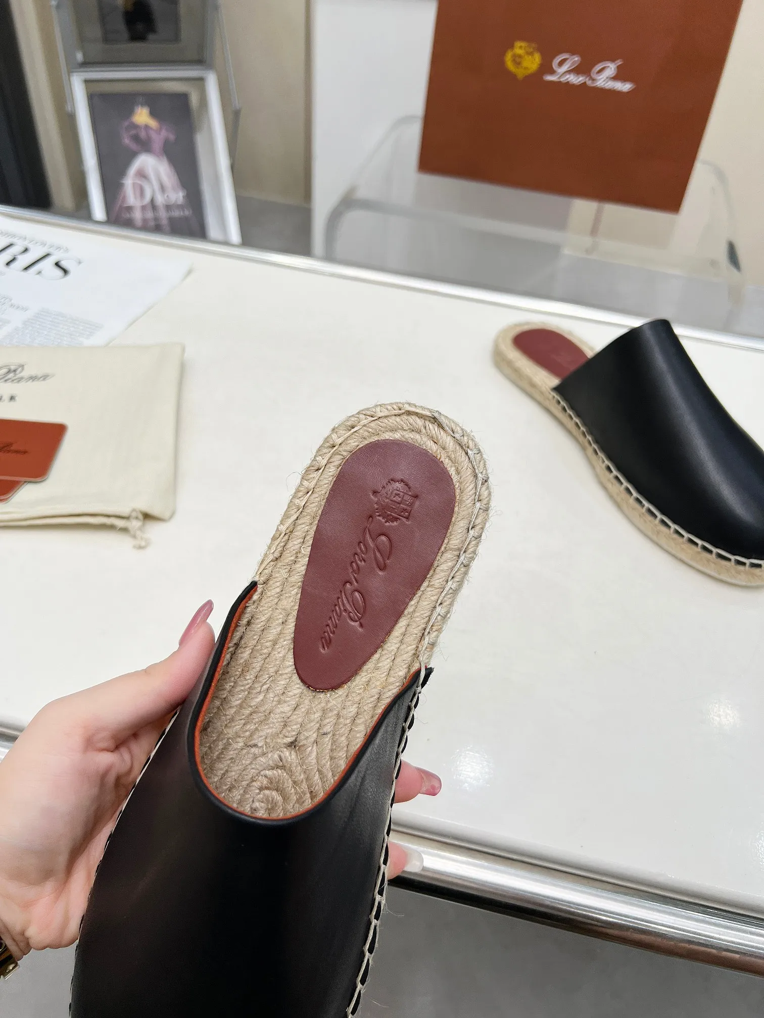 Men's men's shoes 💰520 🧚‍♂️.Loro Piana*👉Top genuine high-end fisherman's shoes and half-drag style👉Buy the original 1:1 copy💯💯💯 Founded the existing Loro Piana company on April 24, 1924. It is now the sixth generation of family business, providing high-quality products to customers who are discerning about taste and quality. ❤️Imported calfskin fabric. The lining is made of A-grade sweat-absorbent and breathable lining. 💯💯💯 Purely handmade. 💯Authentic packaging. Original one-to-one molded outsole. The favorite sandals of Middle Eastern tycoons. Code number: 39-46.